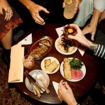 Listening bars são ponto de encontro do paladar com a audição - Natália Menin/Divulgação