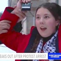 Manifestante é presa ao vivo depois de criticar Trump em entrevista na TV  - WZZM 13 / Reprodução