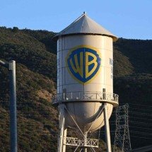 Warner Bros. rejeita oferta da Paramount e segue acordo com a Netflix