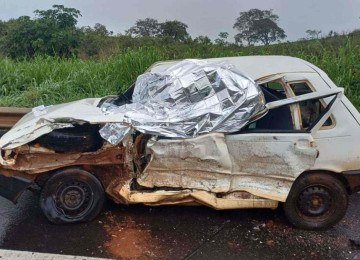 Fiat Uno ficou destruído depois de bater de frente com uma carreta na rodovia -  (crédito: PRF/Divulgação)