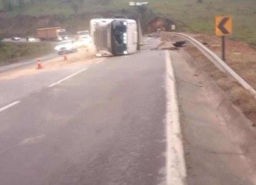Carreta tomba na BR-381, em João Monlevade (MG), e complica trânsito -  (crédito: Reprodução/Redes sociais)