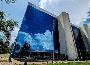 Sede do INSS em Brasília; aposentados têm até 14 de fevereiro para pedir ressarcimento de dinheiro descontado de forma indevida -  (crédito: Rafa Neddermeyer/Agência Brasil)