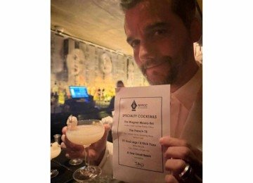Wagner Moura experimentou o drink em sua homenagem no  New York Film Critics Circle Awards, o The Wagner Moura-tini -  (crédito: Kleber Mendonça Filho / Instagram)