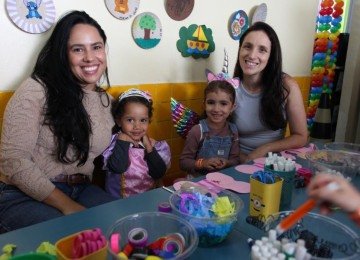 &Agrave; esquerda, a designer de interiores Gl&aacute;ucia Xavier Ferreira, m&atilde;e da pequena Liz de 3 anos, e &agrave; direita, a pediatra Larissa Freire, m&atilde;e da Lara de 4 anos -  (crédito: Ed&eacute;sio Ferreira/EM/D.A. Press)