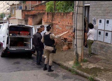 Suspeito esperou a irm&atilde; sair para trabalhar para atac&aacute;-la e invadir im&oacute;vel -  (crédito: TV ALTEROSA)