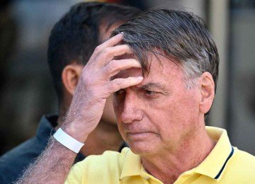 Jair Bolsonaro bateu a cabeça ao cair durante a madrugada -  (crédito: EVARISTO SÁ/AFP)