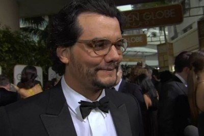 O ator Wagner Moura sorridente no tapete vermelho do Globo de Ouro em 2016 -  (crédito: Reprodu&ccedil;&atilde;o / TV Globo / TNT)