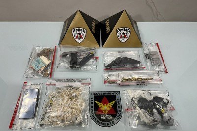 Armas, munições e drogas foram apreendidas junto dos menores de idade -  (crédito: PMMG/Divulgação)