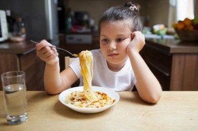 No verão, a hidratação adequada e a observação do estado geral da criança são mais relevantes do que a quantidade ingerida em uma refeição isolada -  (crédito: Freepik)