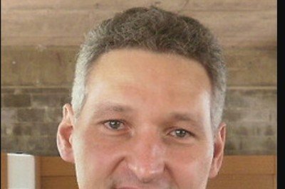 Padre Marcelo Rossi, uma das figuras religiosas mais populares do Brasil, foi investigado pelo Vaticano por aproximadamente dez anos, de 1999 até 2009. A apuração teve origem em uma denúncia anônima feita por um religioso brasileiro, que o acusava de culto ao personalismo, exibicionismo excessivo na televisão e desvirtuamento das práticas católicas.
 -  (crédito: Wikimedia Commons / Bruno Covas)