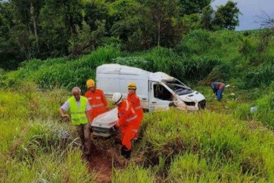 A vítima foi ejetada do van que capotava e encontrada debaixo dela -  (crédito: Divulgação/Corpo de Bombeiros)