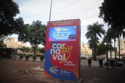 Totem permanecer&aacute; na Pra&ccedil;a Rui Barbosa at&eacute; o in&iacute;cio oficial do Carnaval de Belo Horizonte, marcado para 31 de janeiro -  (crédito: Alexandre Guzanshe/EM/D.A.Press)