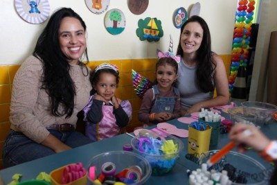 &Agrave; esquerda, a designer de interiores Gl&aacute;ucia Xavier Ferreira, m&atilde;e da pequena Liz de 3 anos, e &agrave; direita, a pediatra Larissa Freire, m&atilde;e da Lara de 4 anos -  (crédito: Ed&eacute;sio Ferreira/EM/D.A. Press)