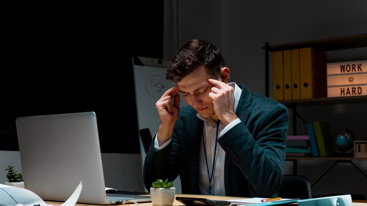 Como o estresse no trabalho afeta sua memória e produtividade diária - Freepik