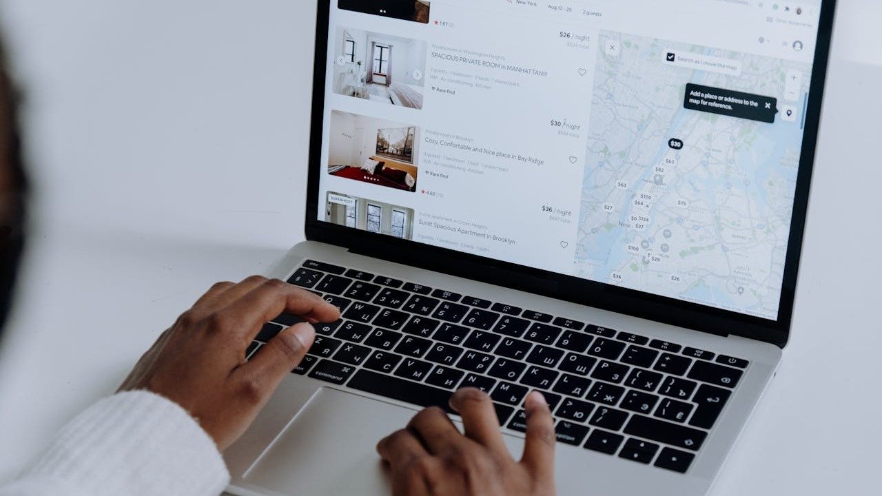 Como planejar uma viagem segura e evitar golpes com agências online - cottonbro studio/ Pexels