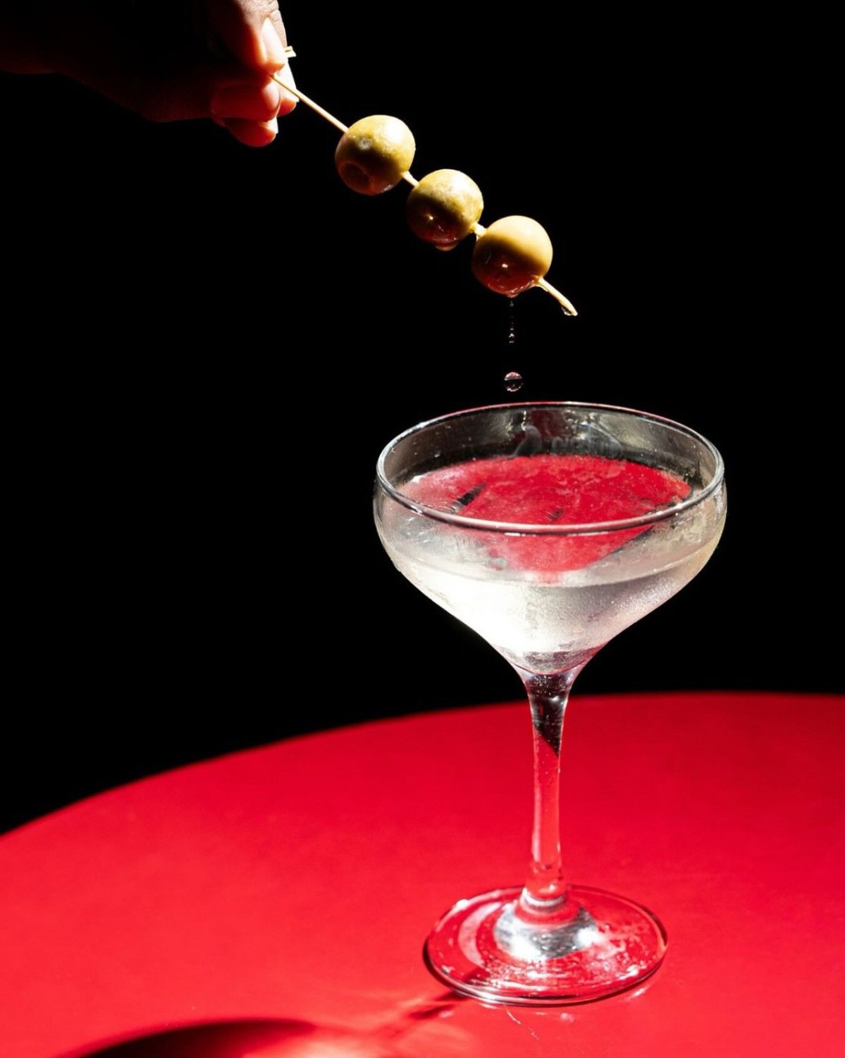 Lounges decorados recebem os clientes para ouvir m&uacute;sica e degustar drinques desde um Dry Martini at&eacute; os autorais 