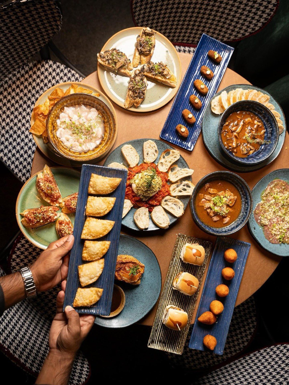 Cl&aacute;ssicos brasileiros e ingleses se misturam no menu de pratos para compartilhar do Hotel Londres 