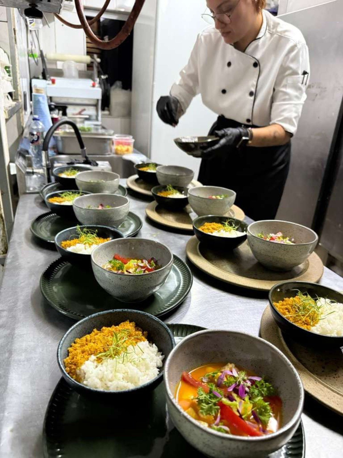 Um dos pratos testados pela chef Hai Oliveira &eacute; a moqueca de pirarucu e caju com arroz jasmim e farofa c&iacute;trica 