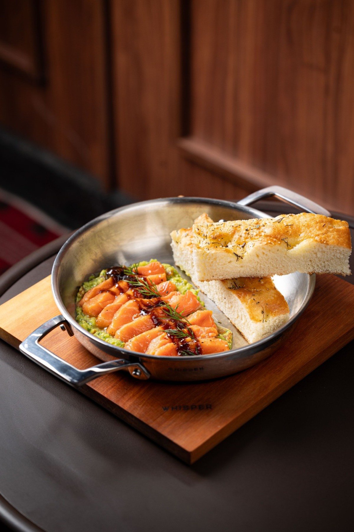 Um dos pratos mais apreciados combina salm&atilde;o curado com guacamole, redu&ccedil;&atilde;o de miss&ocirc; e p&atilde;o da casa 