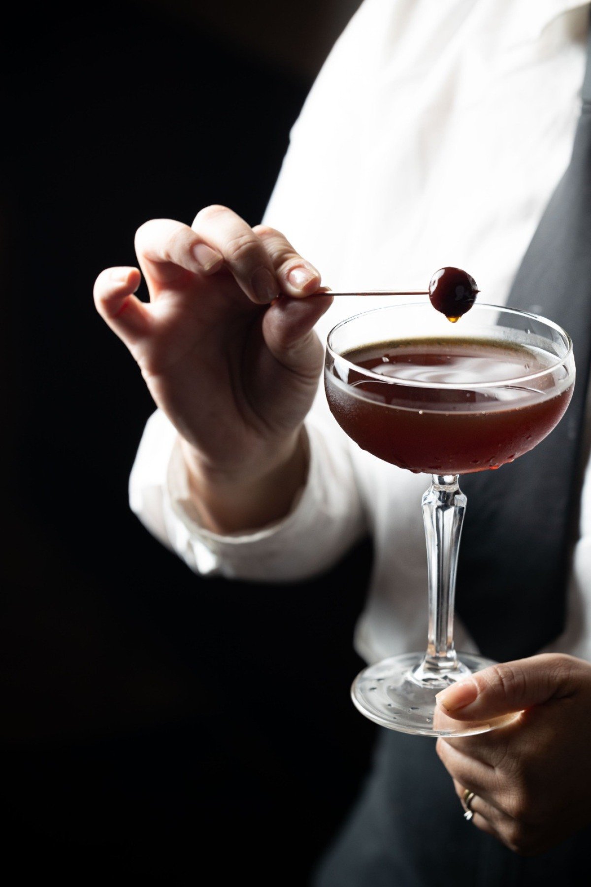 No balc&atilde;o do Whisper, voc&ecirc; pode beber cria&ccedil;&otilde;es como o Dion&iacute;sio (foto) e assistir &agrave; proje&ccedil;&atilde;o de shows gravados