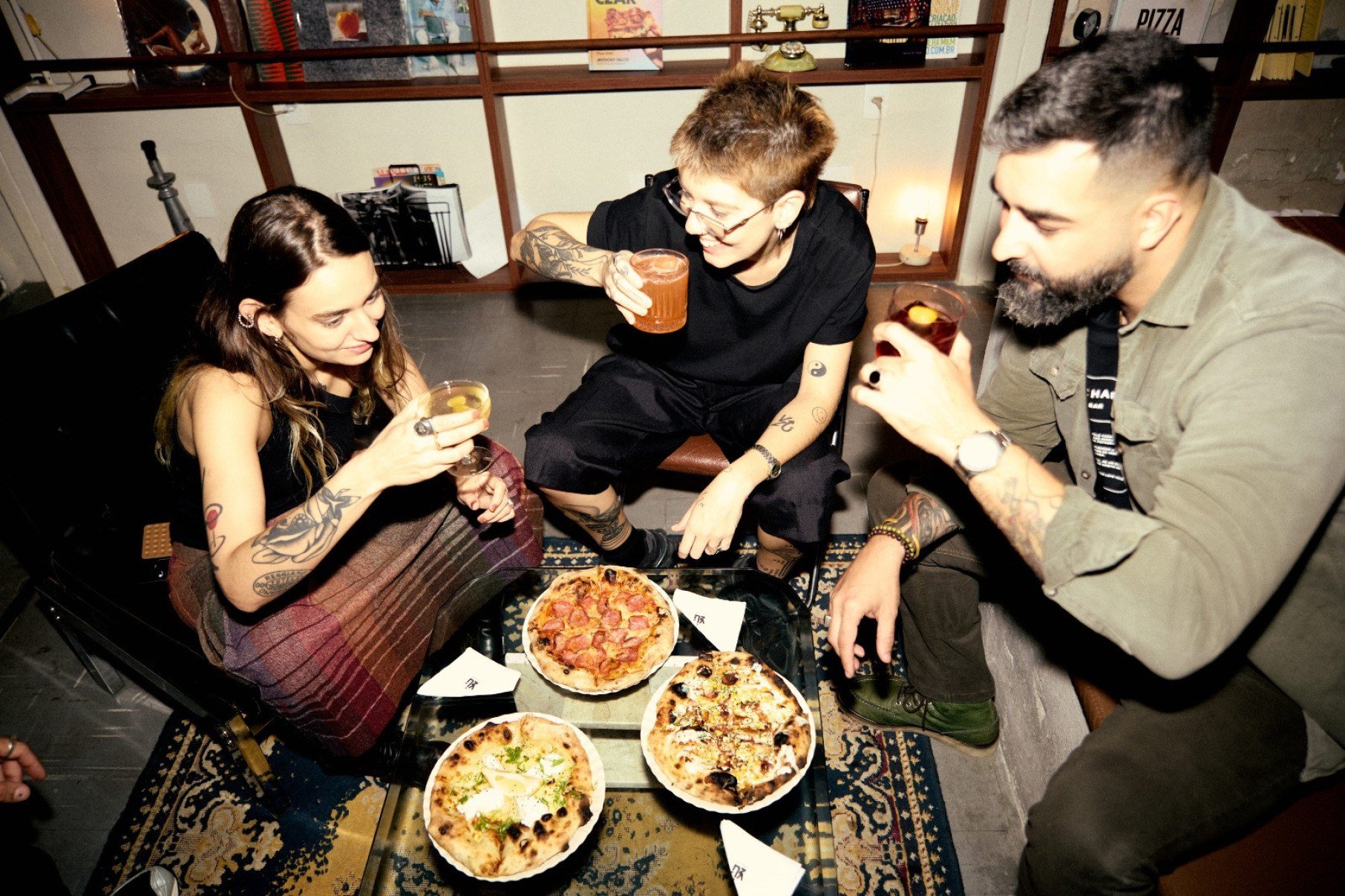 J&uacute;lia Rothe (chef), Maf&ecirc; Manna (DJ) e Henrique Passos (mixologista) se uniram para abrir uma casa com atmosfera &uacute;nica 