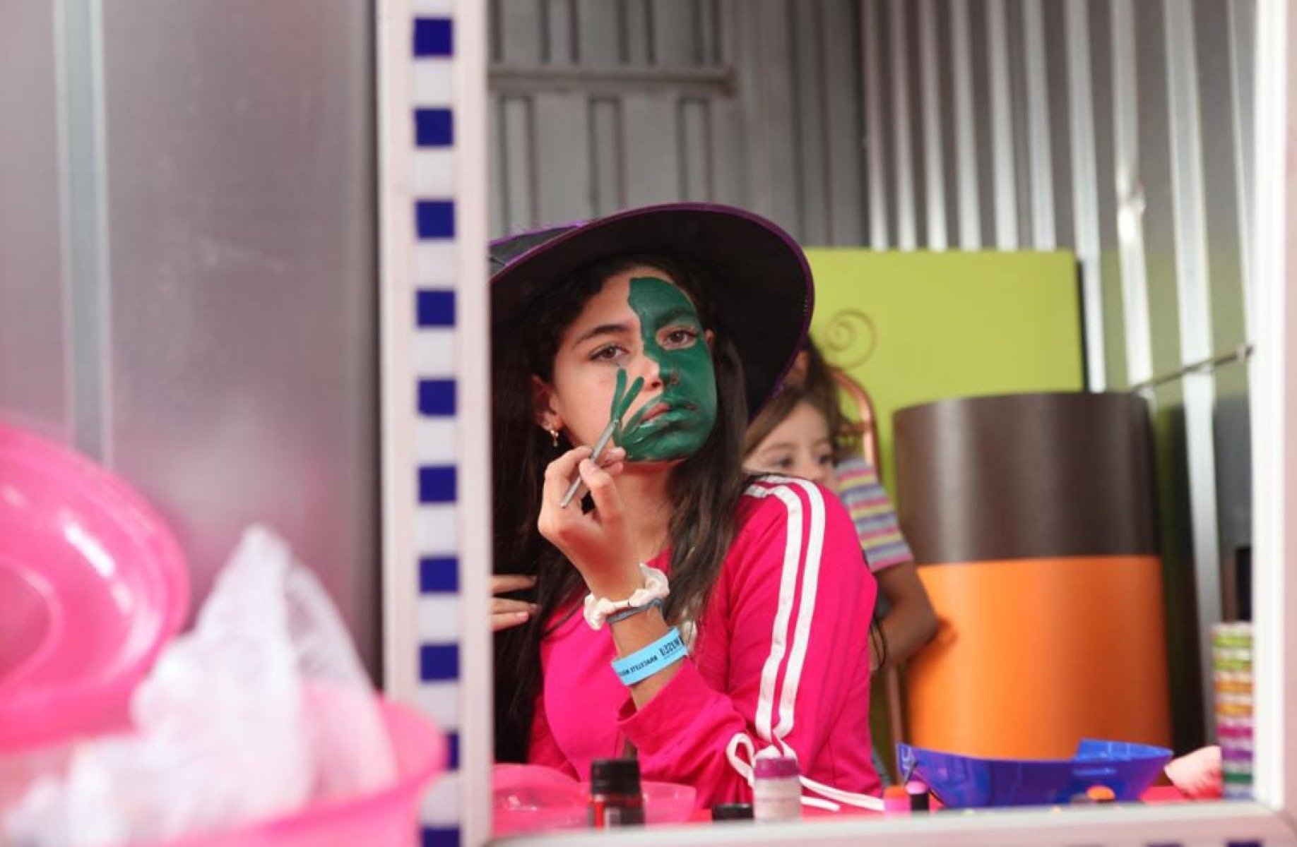 Durante todo o mês, o espaço vira um grande ateliê interativo com muita diversão, arte e brincadeiras para as crianças e toda a família