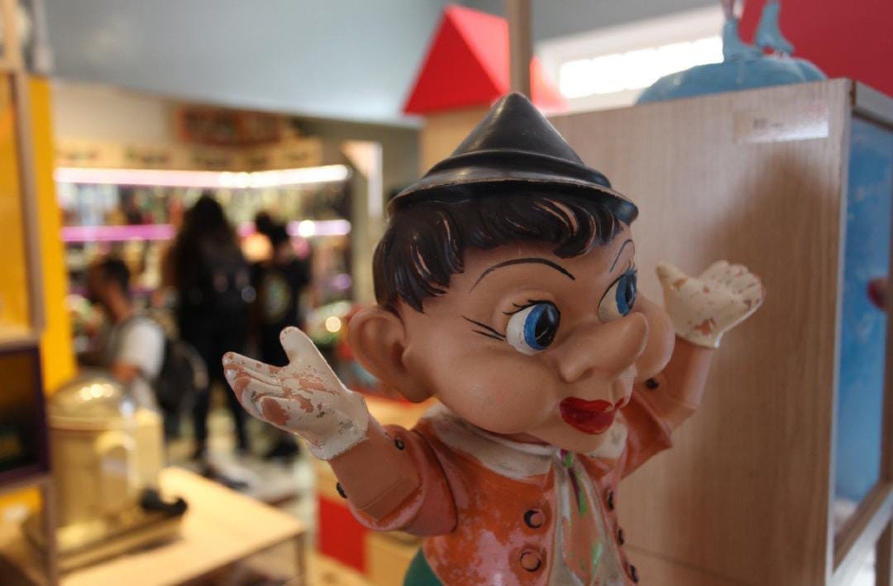 Durante todo o mês, o espaço vira um grande ateliê interativo com muita diversão, arte e brincadeiras para as crianças e toda a família