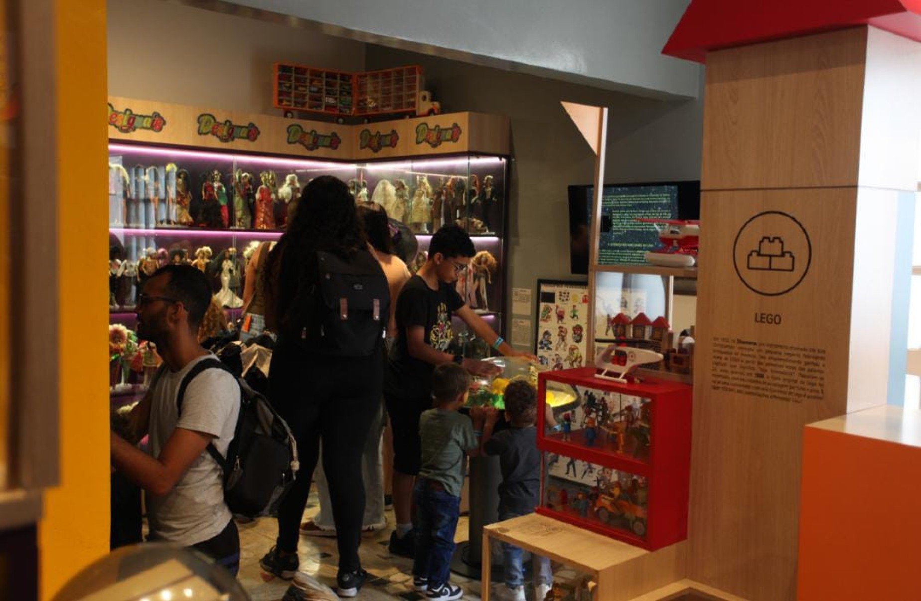 Durante todo o mês, o espaço vira um grande ateliê interativo com muita diversão, arte e brincadeiras para as crianças e toda a família