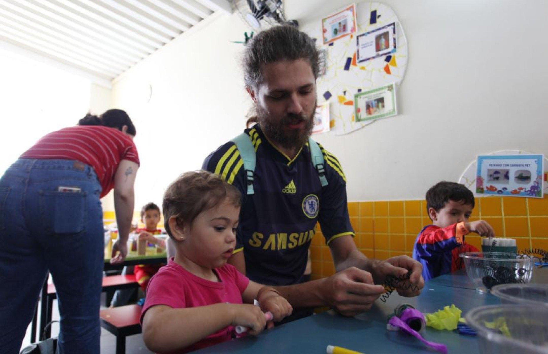 Durante todo o mês, o espaço vira um grande ateliê interativo com muita diversão, arte e brincadeiras para as crianças e toda a família