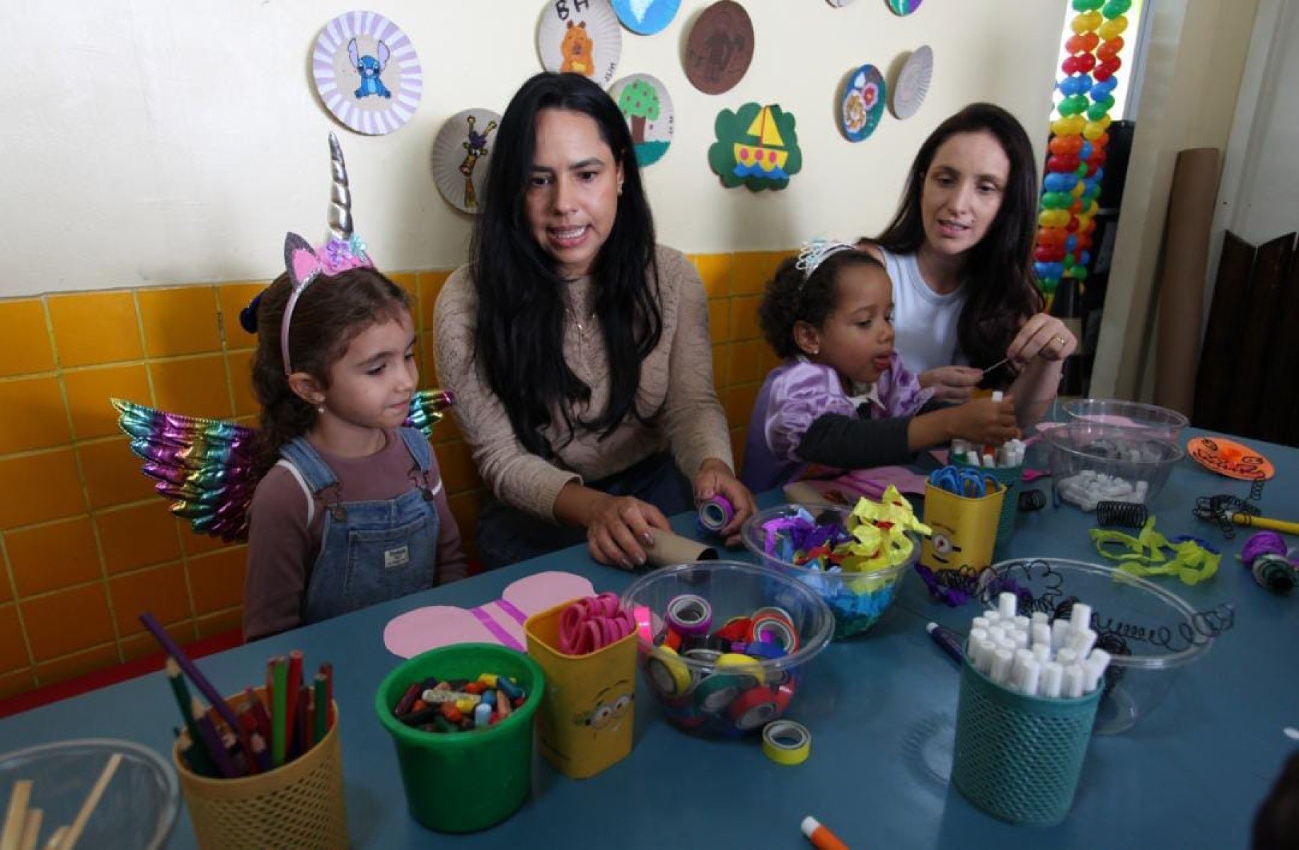 Durante todo o mês, o espaço vira um grande ateliê interativo com muita diversão, arte e brincadeiras para as crianças e toda a família