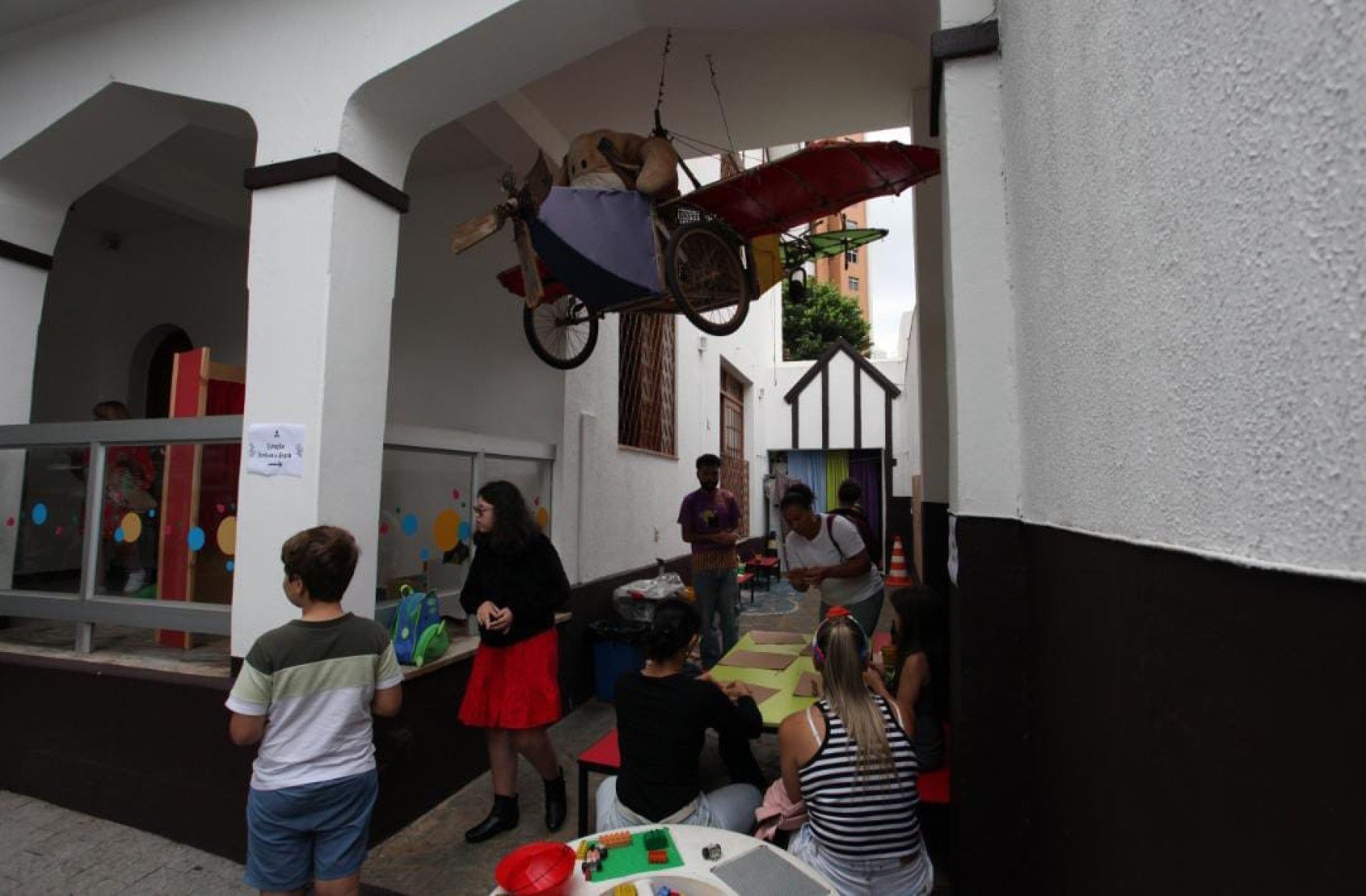 Durante todo o mês, o espaço vira um grande ateliê interativo com muita diversão, arte e brincadeiras para as crianças e toda a família