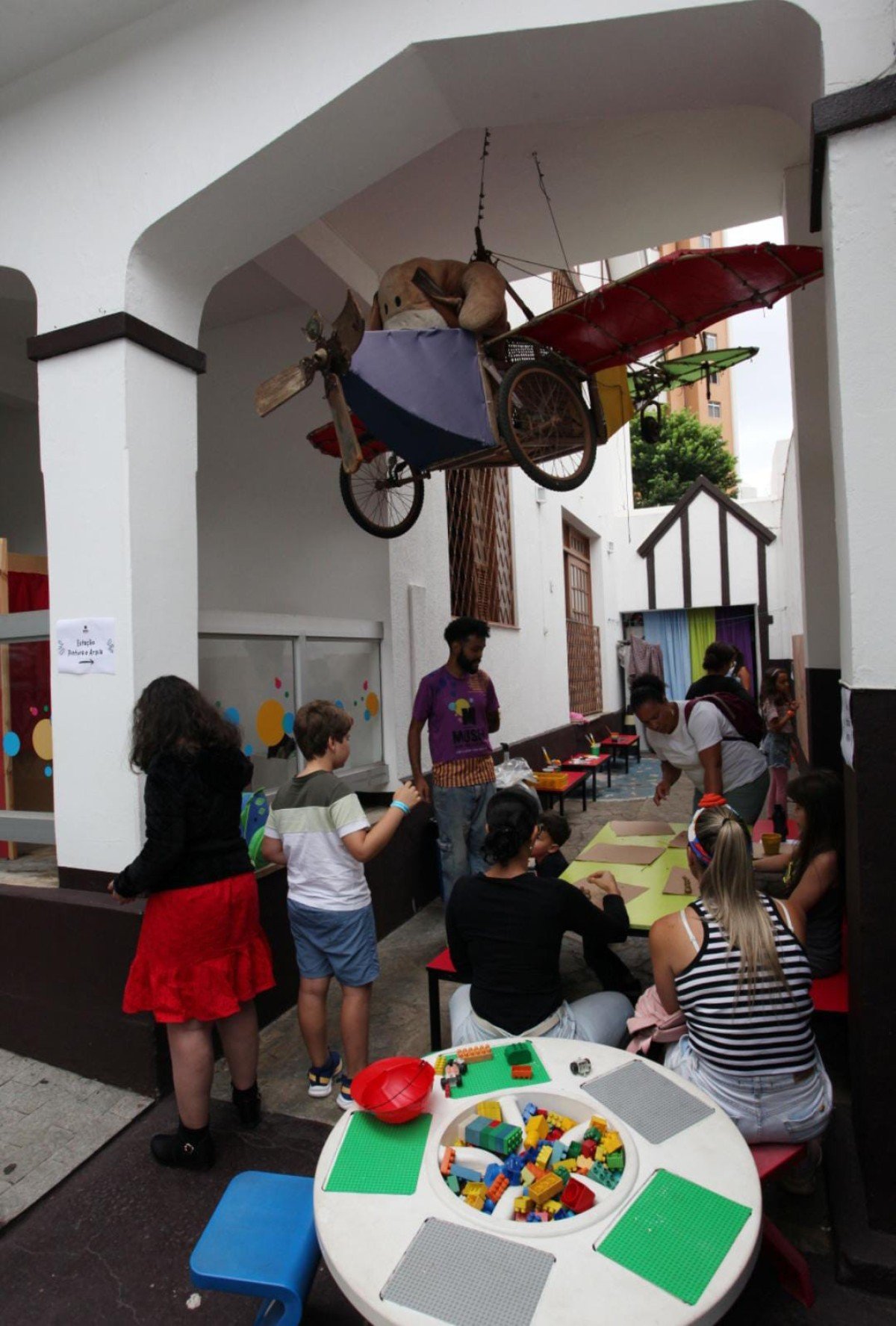 Durante todo o mês, o espaço vira um grande ateliê interativo com muita diversão, arte e brincadeiras para as crianças e toda a família