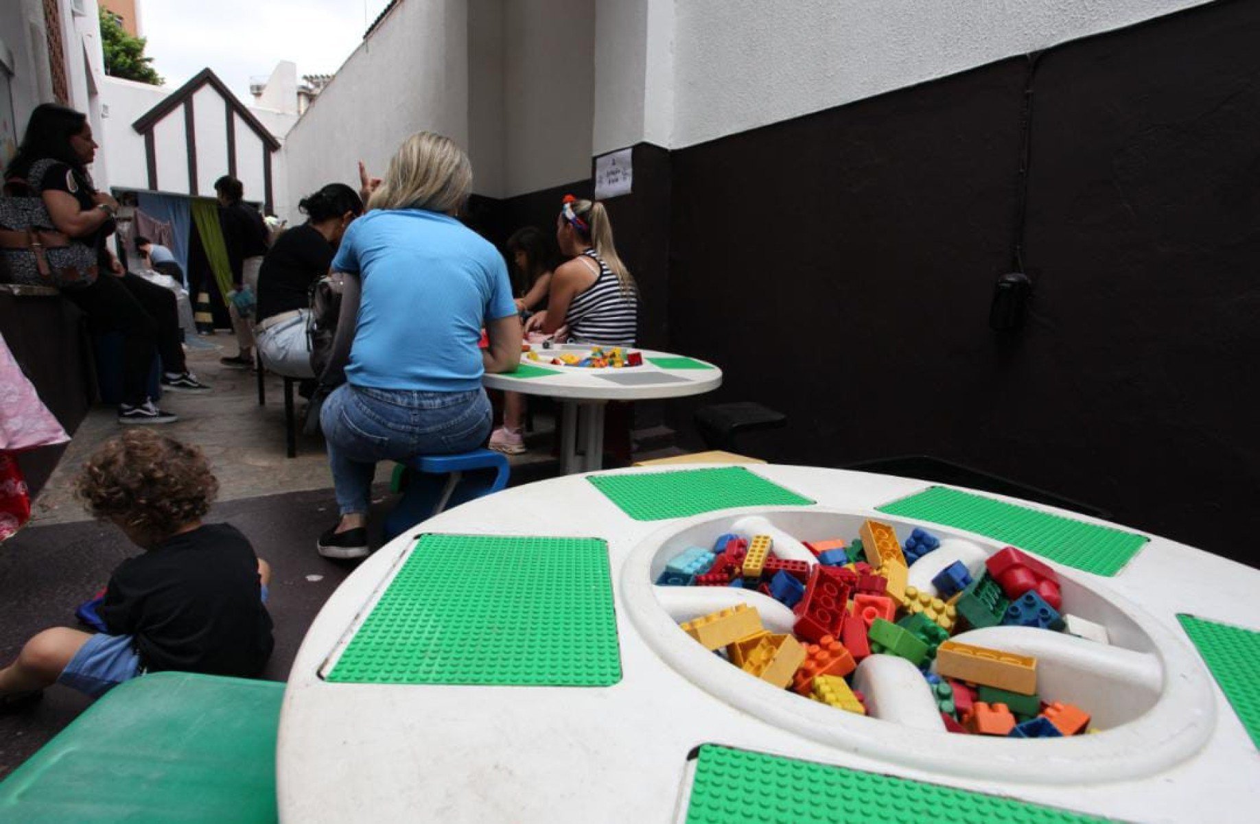 Durante todo o mês, o espaço vira um grande ateliê interativo com muita diversão, arte e brincadeiras para as crianças e toda a família