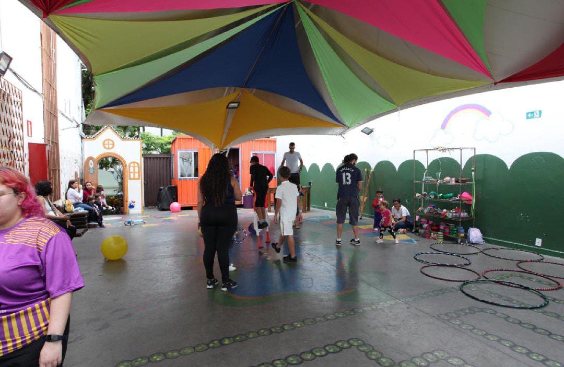 Durante todo o mês, o espaço vira um grande ateliê interativo com muita diversão, arte e brincadeiras para as crianças e toda a família