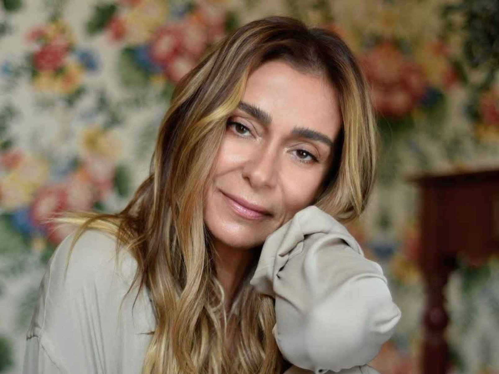 Atriz M&ocirc;nica Martelli olha para a c&acirc;mera