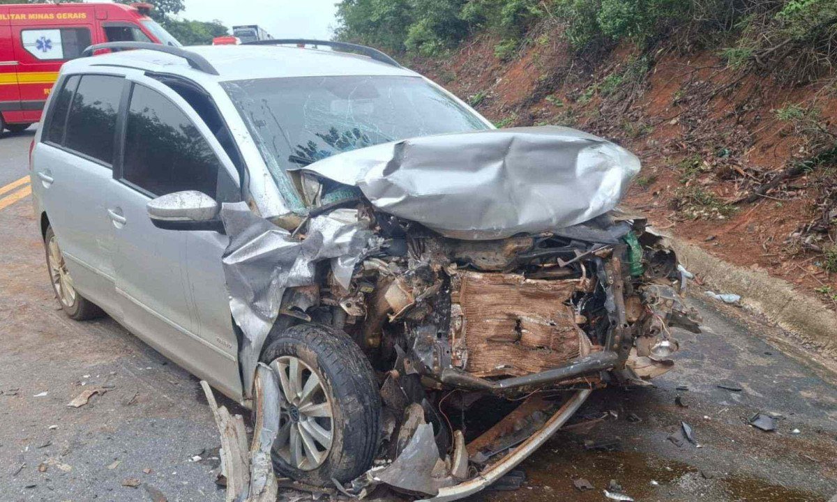 Um dos carros envolvidos no acidente, um Spacefox, tinha um casal de av&oacute;s, um casal de pais e uma crian&ccedil;a no momento do acidente