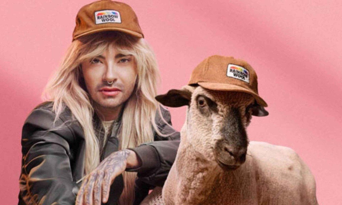 Todo o lucro da venda das pe&ccedil;as &eacute; revertida para a LSVD , organiza&ccedil;&atilde;o n&atilde;o-governamental que apoia comunidades LGBTQIA  em pa&iacute;ses onde ser queer ainda &eacute; ilegal ou perigoso