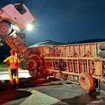 Carreta tomba e motorista fica preso a cinco metros de altura - Divulgação/Corpo de Bombeiros
