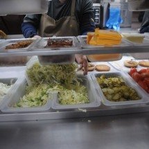 McDonald’s dá aos clientes oportunidade de conhecerem montagem dos lanches - Alexandre Guzanshe/EM/D.A Press