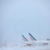 Nevasca em Paris cancela cerca de 140 voos e afeta aeroportos Charles de Gaulle e Orly -  (crédito: Kiran RIDLEY / AFP)