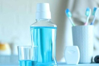 Como usar antisséptico bucal corretamente: quando e quantas vezes