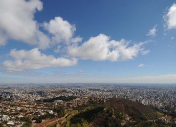 Céu amanhece azul na capital mineira nesta quinta-feira (8/1), mas ainda há possibilidade de chuva isolada  -  (crédito:  Leandro Couri/EM/D.A Press)