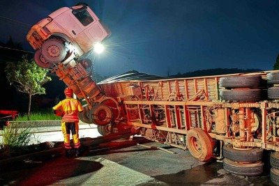 Motorista ficou preso na cabine suspensa, mas não se feriu -  (crédito: Divulgação/Corpo de Bombeiros)