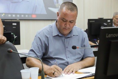 Edmar Branco foi o único presente no Plenário Camil Caram. Bruno Miranda e Helton Júnior participaram remotamente -  (crédito: Denis Dias / CMBH)