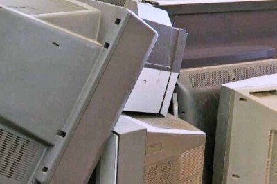 Celebrado em 14 de outubro, o Dia Internacional do Lixo Eletrônico inspira grandes iniciativas. Em Curitiba, a ONG Tech Girls recicla lixo eletrônico para criar bijuterias sustentáveis, unindo arte e tecnologia. O projeto também cursos de programação e empreendedorismo para mulheres em situação de vulnerabilidade. -  (crédito: Reprodução TV Globo)