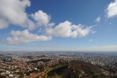 Céu amanhece azul na capital mineira nesta quinta-feira (8/1), mas ainda há possibilidade de chuva isolada  -  (crédito:  Leandro Couri/EM/D.A Press)