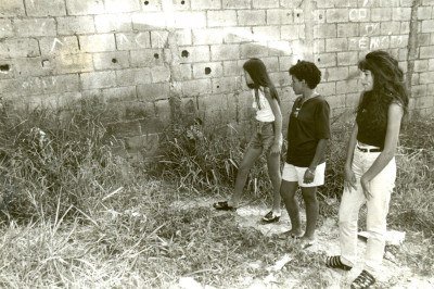 06/02/1996 - Valquiria Silva (14 anos), Katia Andrade Xavier (22 anos) e Liliane Fatima Silva (17 anos) no local onde dizem terem visto o extraterrestre
       -  (crédito: Tony Basilio/Arquivo EM)