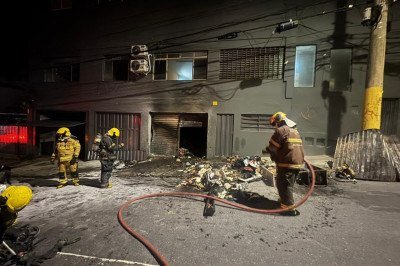 Incêndio em edifício comercial no Bairro Floresta, em BH -  (crédito: Corpo de Bombeiros/Reprodução)