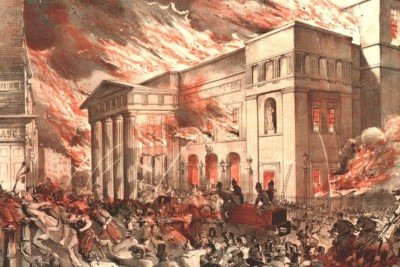 Em 18 de setembro de 1809, a Royal Opera House, em Londres,   foi devastada por um grande incêndio. Foi o segundo a atingir o teatro, que era conhecido na época como 'Theatre Royal'  em Covent Garden. O incêndio começou à noite e destruiu a bela construção.  -  (crédito: Domínio público )