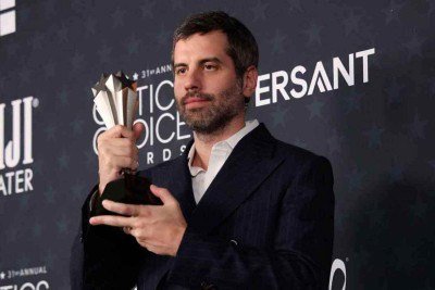 O fotógrafo paulista Adolpho Veloso, que venceu o Critics Choice Awards, no domingo, tem família em Araguari, onde passava as férias na infância, e afirma ser 'quase mineiro'  -  (crédito: Michael Tran / AFP)